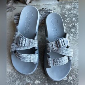 Chaco women’s Chillos slide sandals in Light Gray with Adjustable Straps Sz-9. L